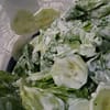 surówka z zielonej sałaty z ogórkami