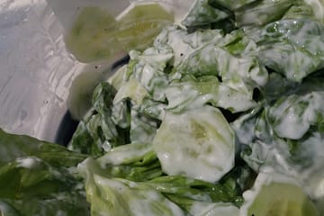 surówka z zielonej sałaty z ogórkami